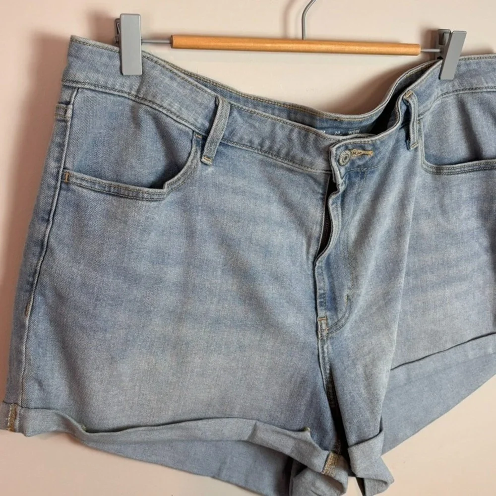 Old Navy WOW High Rise Lightwash Denim Shorts‎ size 20 Roll Hem Stretch Comfort